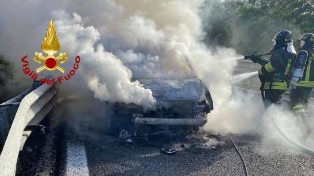 A Fuoco Un Auto Sulla SS 131 Diramazione Centrale Nuorese All