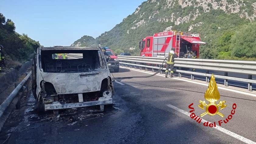 A Fuoco Un Furgone All Altezza Di Monte Pizzinnu Sul Posto I Vigili