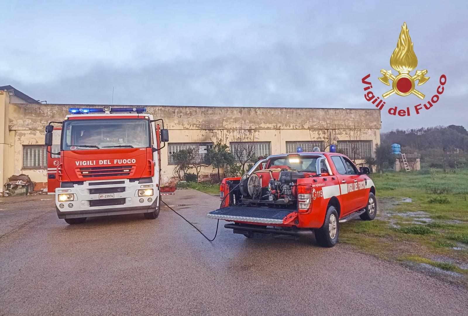 Abbasanta Incendio All Interno Di Una Carrozzeria Sul Posto I Vigili