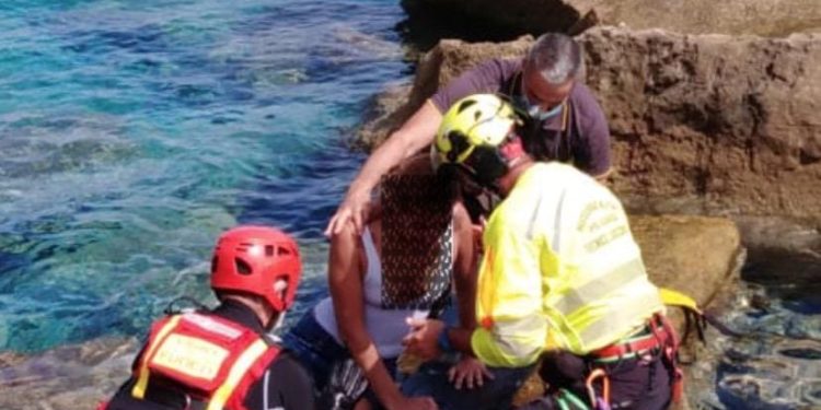 Baunei Ragazza Inglese Precipita Dagli Scogli Salvata I Vigili Del Fuoco Sardegna