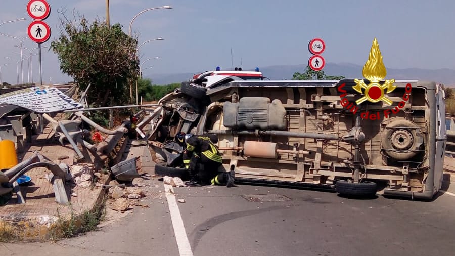 incidente stradale sabato pomeriggio a cagliari un furgone e finito contro la barriera spartitraffico tra l asse mediano e l innesto che porta in via dei conversi sardegna