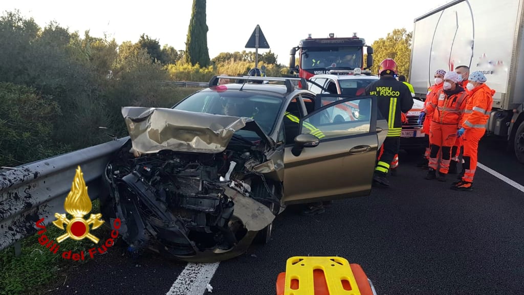 incidente stradale sulla ss 131 all altezza del km 22 sul posto vigili del fuoco polizia stradale e 118 sardegna