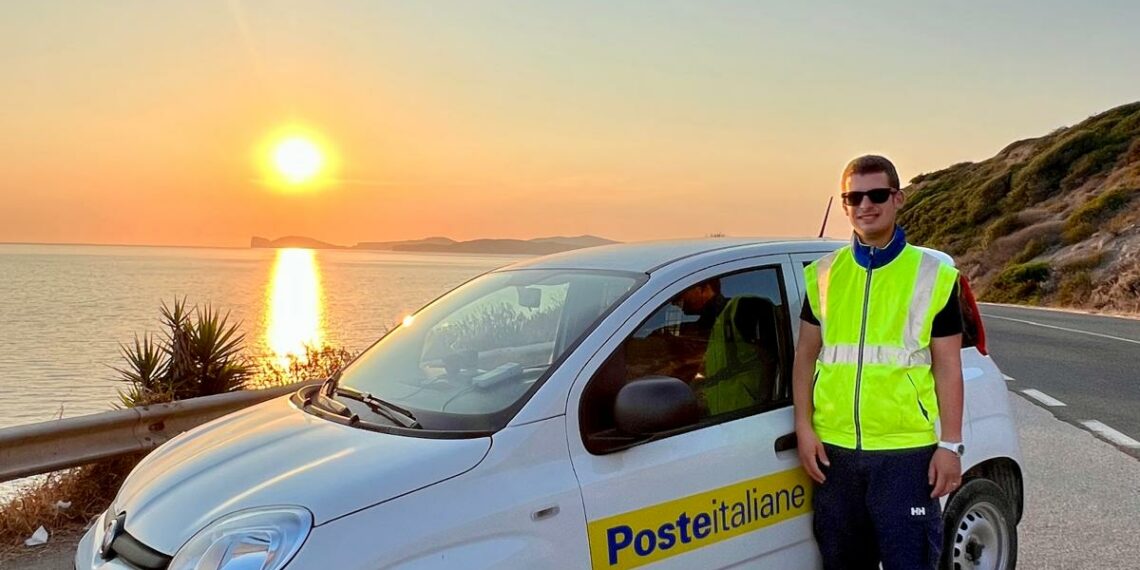 E' l'algherese Luca Meloni, 24 anni, il postino più giovane d'Italia -  Sardegna